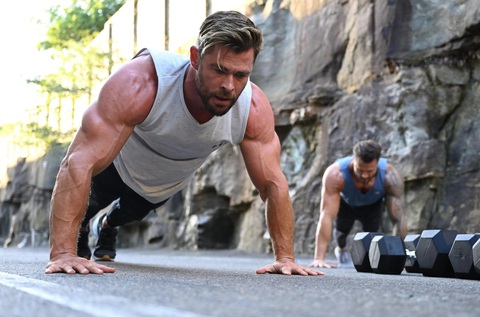 Chris Hemsworth: Bí quyết xây dựng cơ bắp 'siêu đỉnh'
của thần Thor- Ảnh 5. Bài tập hít đất của thần Thor - Ảnh: CNN