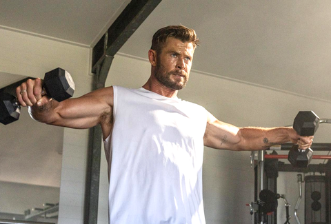 Chris Hemsworth: Bí quyết xây dựng cơ bắp 'siêu đỉnh'
của thần Thor- Ảnh 6. Bài tập shoulder press của Hemsworth - Ảnh: INSTAGRAM