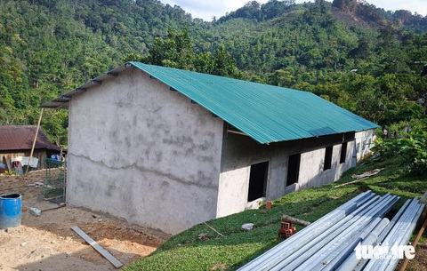Vì sao cầu treo, trường học xã hội hóa bị đình chỉ xây dựng?- Ảnh 2. Trường học trị giá 700 triệu đồng xây dựng từ nguồn vận động xã hội hóa của chính quyền xã Trà Vinh, huyện Nam Trà My (Quảng Nam) - Ảnh: N.L.