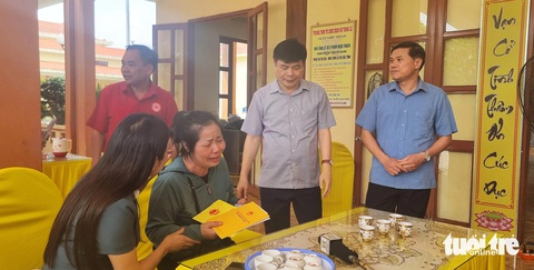 Vụ trẻ 5 tuổi bị quên trên xe đưa đón: 'Cháu luôn ngồi đầu ngay sau tài xế'- Ảnh 2. Lãnh đạo tỉnh Thái Bình và các ban ngành đoàn thể đến nhà tang lễ TP Thái Bình sáng 30-5 để động viên, chia sẻ trước mất mát của gia đình - Ảnh: TIẾN THẮNG