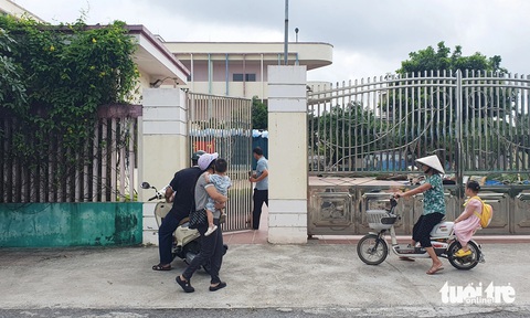 Vụ trẻ 5 tuổi bị quên trên xe đưa đón: 'Cháu luôn ngồi đầu ngay sau tài xế'- Ảnh 4. Ngày 30-5, Trường mầm non Hồng Nhung cơ sở 2 tại xã Phú Xuân vẫn tổ chức đón trẻ đến trường sau sự việc giáo viên, tài xế để quên trẻ trong ô tô - Ảnh: TIẾN THẮNG