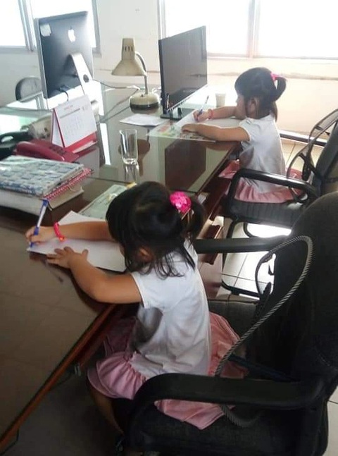 Nghỉ hè, cha mẹ vừa làm việc vừa trông con qua camera- Ảnh 1. Dịp hè, nhiều cha mẹ phải mang theo con vào công ty - Ảnh: SONG KHUÊ