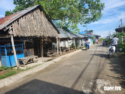 Dự án đường Hồ Chí Minh khẩn trương làm cầu trước khi có mặt bằng- Ảnh 1. Chính quyền khẩn trương vận động nhân dân nhường đất, bàn giao mặt bằng thuộc dự án đường Hồ Chí Minh, đoạn huyện Vĩnh Thuận - Ảnh: BỬU ĐẤU