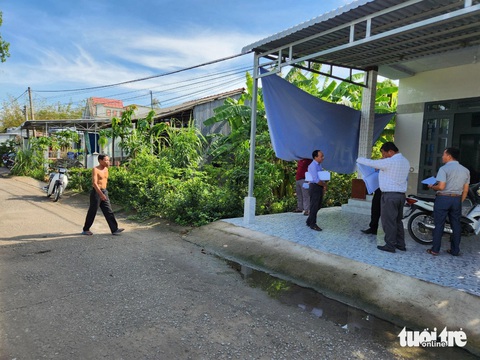 Dự án đường Hồ Chí Minh khẩn trương làm cầu trước khi có mặt bằng- Ảnh 2. Chính quyền huyện Vĩnh Thuận đang kiểm đếm, đo đạc nhà của ông Nguyễn Phú Sổ, thị trấn Vĩnh Thuận nằm trong dự án đường Hồ Chí Minh - Ảnh: BỬU ĐẤU