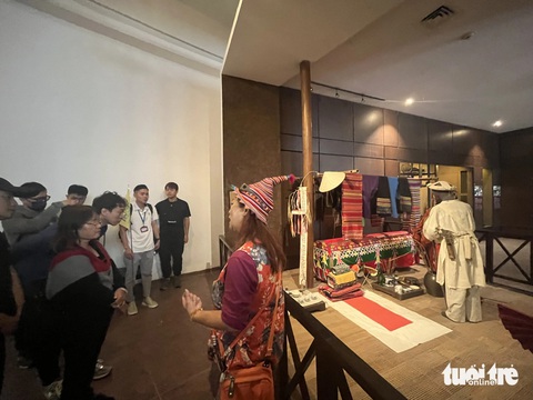 Khách Trung Quốc đến Việt Nam bắt đầu vượt qua khách Hàn- Ảnh 1. Đoàn du khách thị trường nói tiếng Hoa tham quan Bảo tàng Văn hóa các dân tộc Việt Nam (Hà Nội) - Ảnh: N.BÌNH