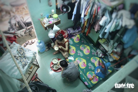 Cháy nhà cho thuê gây chết người: Có cần quy chuẩn xây trọ?- Ảnh 2. Công nhân ở trong một nhà trọ tại quận Cẩm Lệ, thành phố Đà Nẵng - Ảnh: TRƯỜNG TRUNG