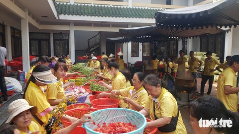 Nấu 9 loài hoa cho lễ tắm Bà Chúa Xứ núi Sam- Ảnh 1. 9 loài hoa được nấu cùng nước tinh khiết để tắm Bà Chúa Xứ núi Sam - Ảnh: CHÍ HẠNH