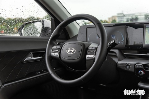 Chi tiết Hyundai Accent 2024 giá cao nhất 569 triệu đồng: Lột xác toàn diện trước Vios, City- Ảnh 10. Hyundai Accent 2024 được trang bị vô lăng 2 chấu lạ lẫm, đi cùng dàn nút bấm như media, đàm thoại rảnh tay, ga tự động, tính năng an toàn ADAS,... Phiên bản cao cấp nhất có lẫy chuyển số để giả lập cấp số, tạo đà khi vượt xe. Phần tay lái được bọc da cho cảm giác cầm nắm tốt hơn.