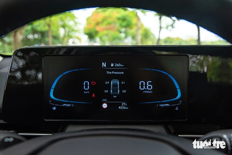 Chi tiết Hyundai Accent 2024 giá cao nhất 569 triệu đồng: Lột xác toàn diện trước Vios, City- Ảnh 11. Đồng hồ tốc độ trên Hyundai Accent 2024 là loại bán điện tử với màn hình LCD 4,2 inch đặt giữa. Người dùng chỉ có thể thay đổi màu sắc dựa vào chế độ lái, nhưng không thể thay đổi phần giao diện đồ họa. So với Honda City và Toyota Vios, màn hình trên Accent được đánh giá cao hơn khi hai mẫu xe Nhật vẫn sử dụng đồng hồ cơ kết hợp màn hình LCD.