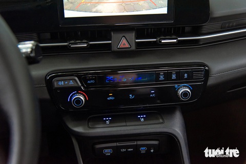 Chi tiết Hyundai Accent 2024 giá cao nhất 569 triệu đồng: Lột xác toàn diện trước Vios, City- Ảnh 12. Hãng xe Hàn Quốc cũng trang bị một nút vật lý có thể thay đổi chức năng tùy nhu cầu sử dụng. Người dùng có thể dùng giao diện điều hòa để chỉnh hệ thống làm mát hoặc bấm sang giao diện media để chuyển bài hát, tăng/giảm âm lượng,... Cách bố trí này khá tương tự Kia Sportage đã có ở Việt Nam, vừa đảm bảo công năng sử dụng mà trông đỡ rối mắt.
