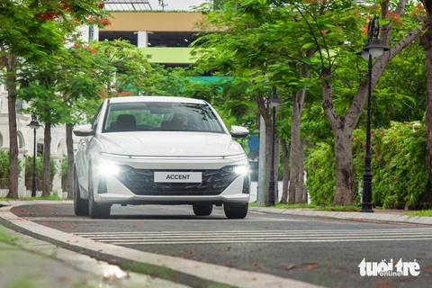 Chi tiết Hyundai Accent 2024 giá cao nhất 569 triệu đồng: Lột xác toàn diện trước Vios, City- Ảnh 19. Hệ thống treo của Hyundai Accent 2024 ở mức trung bình, không quá cứng nhưng không quá mềm, phù hợp với nhu cầu số đông. Hệ thống này dập tắt dao động nhanh và gọn, nhưng phần lò xo giảm chấn hơi mềm nên khi vào cua nhanh có hiện tượng bị nghiêng.