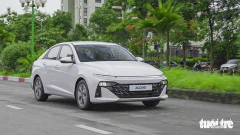 Chi tiết Hyundai Accent 2024 giá cao nhất 569 triệu đồng: Lột xác toàn diện trước Vios, City- Ảnh 20. Hyundai Accent 2024 gây bất ngờ ở khả năng cách âm. Chạy thử ở vận tốc 90km/h trên đại lộ Thăng Long, độ ồn đo được là khoảng 65 dB, tiếng lốp dội vào cabin ít hơn khi so sánh với Honda City trong cùng phân khúc.