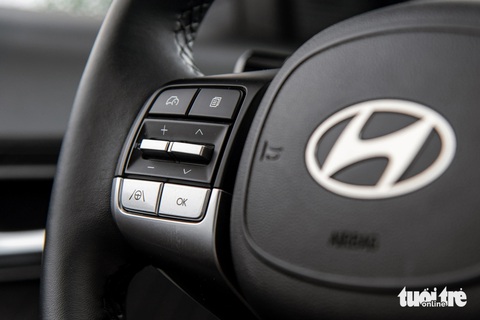 Chi tiết Hyundai Accent 2024 giá cao nhất 569 triệu đồng: Lột xác toàn diện trước Vios, City- Ảnh 21. Hyundai Accent 2024 bản cao cấp nhất được trang bị cảnh báo điểm mù, cảnh báo phương tiện cắt ngang phía sau và một phần của gói an toàn chủ động SmartSense gồm các tính năng như cảnh báo lệch làn và hỗ trợ giữ làn, cảnh báo tiền va chạm trước, hỗ trợ phanh khẩn cấp trước/sau, tự động bật/tắt đèn chiếu xa.