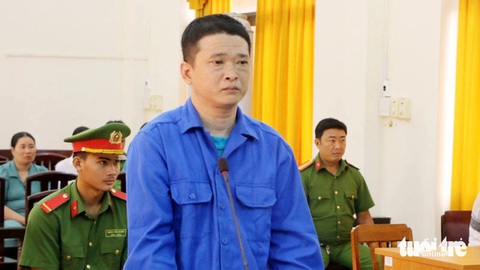 Lãnh 18 năm tù vì chém công an, bảo vệ dân phố- Ảnh 1. Bị cáo Danh Dương bị tuyên phạt 18 năm tù về tội giết người - Ảnh: THANH TRÀ
