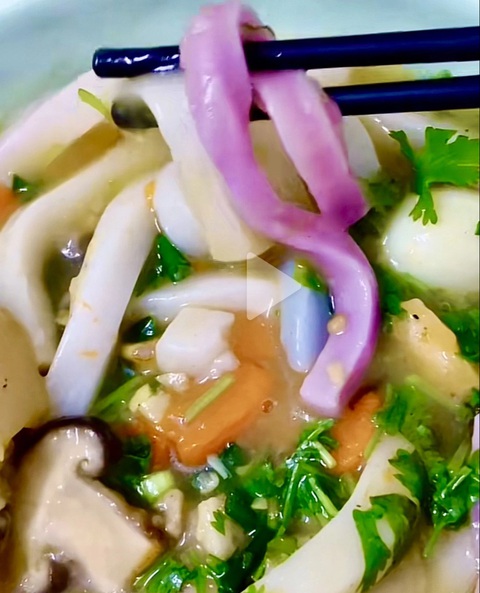 Hot trend bánh đá Hà Giang: Nhìn cứng như đá nhưng dẻo giòn- Ảnh 6. Nhiều người còn thái bánh đá thành sợi để nấu bánh canh - Ảnh: chụp từ clip