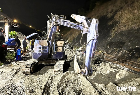 Máy xúc đang di chuyển đất đá ra khỏi đường ray dẫn vào hầm đường sắt Chí Thạnh - Ảnh: NGUYỄN HOÀNG Máy xúc đang di chuyển đất đá ra khỏi đường ray dẫn vào hầm đường sắt Chí Thạnh - Ảnh: NGUYỄN HOÀNG