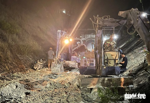 Hơn 23h ngày 30-5, máy móc và công nhân vẫn đang tất bật khắc phục sự cố sạt lở hầm đường sắt Chí Thạnh xảy ra cách đây gần 10 ngày - Ảnh: NGUYỄN HOÀNG Hơn 23h ngày 30-5, máy móc và công nhân vẫn đang tất bật khắc phục sự cố sạt lở hầm đường sắt Chí Thạnh xảy ra cách đây gần 10 ngày - Ảnh: NGUYỄN HOÀNG