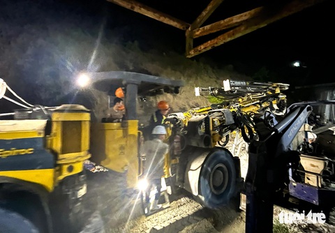 Hơn 23h, máy móc hiện đại vẫn đang tiếp tục được đưa vào bên trong hầm đường sắt Chí Thạnh - Ảnh: NGUYỄN HOÀNG Máy móc vẫn đang tiếp tục được đưa vào bên trong hầm đường sắt Chí Thạnh - Ảnh: NGUYỄN HOÀNG