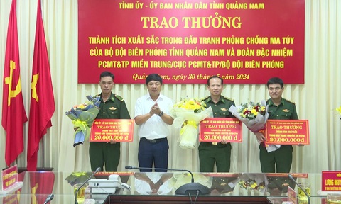 Bắt giữ 8 người vận chuyển 198kg ma túy từ Lào về Việt Nam- Ảnh 5. Ông Lương Nguyễn Minh Triết - bí thư Tỉnh ủy Quảng Nam - thưởng nóng cho 3 tập thể và 6 cá nhân vì đã có thành tích xuất sắc trong quá trình đấu tranh chuyên án - Ảnh: Bộ đội biên phòng cung cấp