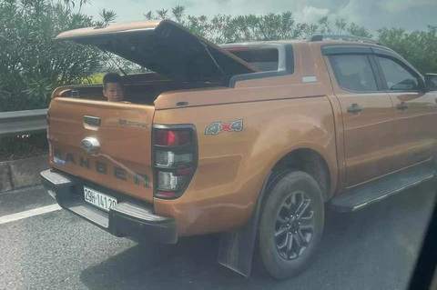 Xử lý tài xế để bé trai ngồi thùng xe bán tải chạy trên cao tốc- Ảnh 1. Chiếc xe bán tải chạy trên cao tốc Mai Sơn - quốc lộ 45 sáng 30-5, trên thùng xe có một cháu nhỏ - Ảnh: Mạng xã hội