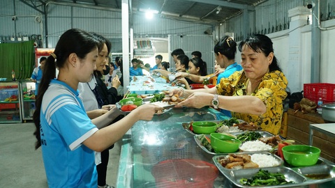 Thầy cô nấu ăn giúp học sinh ôn thi tại trường- Ảnh 2. Bữa cơm cho học sinh ôn thi đầy đủ các món ăn mặn, rau, trái cây - Ảnh: T.LŨY