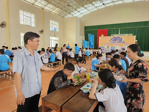 Thầy cô nấu ăn giúp học sinh ôn thi tại trường- Ảnh 3. Các thầy cô vừa tham gia nấu ăn, ôn luyện, vừa động viên học sinh - Ảnh: T.LŨY