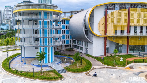 Ngắm Cung Thiếu nhi Hà Nội hơn 1.300 tỉ đồng sắp khánh thành- Ảnh 11. Công trình gồm hai khu: Khu A với nhà hát 800 chỗ, rạp chiếu phim 3D/4D 200 chỗ, và CLB nghệ thuật; khu B bao gồm văn phòng, thể thao, học tập, nhà thi đấu, bể bơi, tháp thiên văn, và thư viện - Ảnh: DANH KHANG