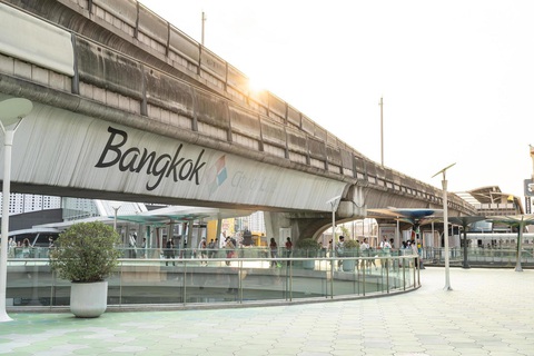 Du khách 'đu trend' đổi tên biểu tượng của Bangkok- Ảnh 1. Hình ảnh dòng chữ