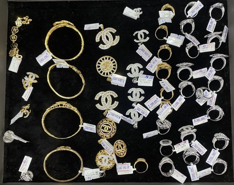 Giả nhãn hiệu Chanel, doanh nghiệp kinh doanh vàng bị phạt hơn 200 triệu đồng- Ảnh 1. Số sản phẩm được xác định làm giả nhãn hiệu Chanel tại Công ty TNHH vàng bạc Kim Quang QB - Ảnh: M.P