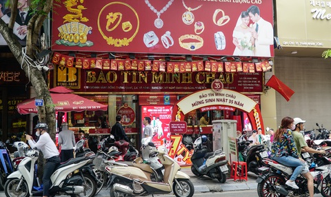 Trưa 30-5, trên phố vàng Trần Nhân Tông (Hà Nội) không còn cảnh xếp hàng ra tận vỉa hè để chờ giao dịch vàng nhưng thời điểm giá vàng liên tục lập đỉnh - Ảnh: NGUYỄN HIỀN Trưa 30-5, trên phố vàng Trần Nhân Tông (Hà Nội) không còn cảnh xếp hàng ra tận vỉa hè để chờ giao dịch vàng nhưng thời điểm giá vàng liên tục lập đỉnh - Ảnh: NGUYỄN HIỀN