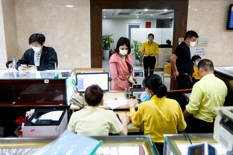 Giao dịch vàng tại Công ty SJC, TP.HCM vào chiều 30-5 - Ảnh: PHƯƠNG QUYÊN Giao dịch vàng tại Công ty SJC, TP.HCM vào chiều 30-5 - Ảnh: PHƯƠNG QUYÊN