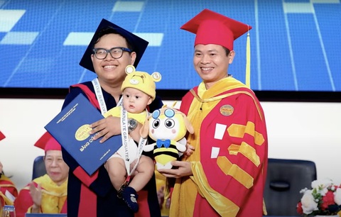 Nước mắt cha rơi trong ngày con tốt nghiệp- Ảnh 7. Sinh viên và cậu con trai cùng nhận bằng trong lễ tốt nghiệp - Ảnh: N.T.