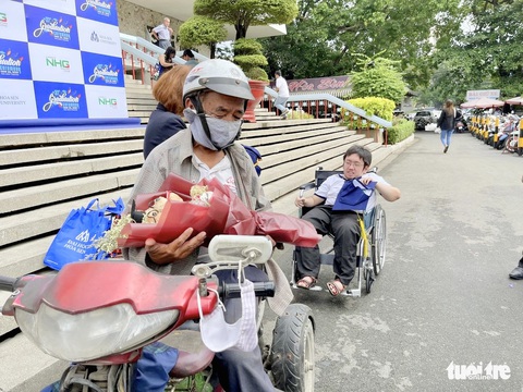 Nước mắt cha rơi trong ngày con tốt nghiệp- Ảnh 3. Ông Hoàng Việt Tiến 15 năm đưa con đến trường trên chiếc xe máy ba bánh - Ảnh: M.G.