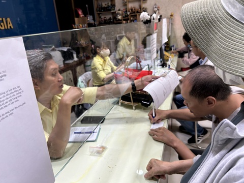 Giá vàng sập mạnh, còn 88 triệu đồng/lượng- Ảnh 2. Sáng nay, nhiều người đã mang vàng đến bán. Ảnh chụp tại Công ty SJC lúc 10h30 sáng nay 30-5 - Ảnh: T.T.D.