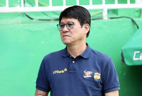 HLV Vũ Tiến Thành: 'Đội bóng nỗ lực trụ hạng thì bị cướp một bàn thắng'- Ảnh 1. HLV Vũ Tiến Thành ở trận đấu với Thanh Hóa - Ảnh: MINH ANH