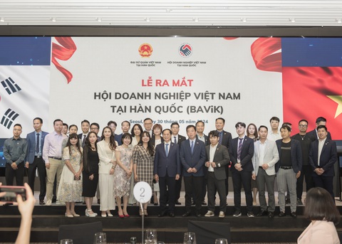 Đề nghị Hàn Quốc mở rộng ODA giúp Việt Nam đào tạo kỹ sư bán dẫn- Ảnh 2. Ông Bùi Thanh Sơn dự lễ ra mắt Hội Doanh nghiệp Việt Nam tại Hàn Quốc - Ảnh: Bộ Ngoại giao cung cấp