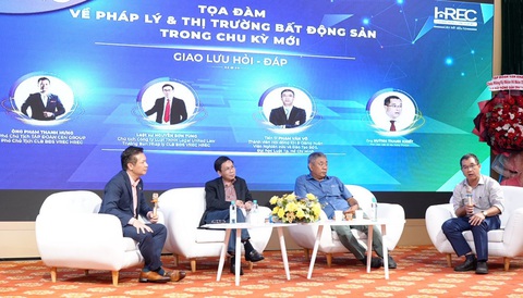 Chặn 'bán lúa non', huy động vốn khi chưa xong pháp lý dự án bất động sản- Ảnh 2. Ông Huỳnh Thanh Khiết (bìa phải) chia sẻ về những điểm mới của các luật liên quan đến lĩnh vực bất động sản - Ảnh: HREC