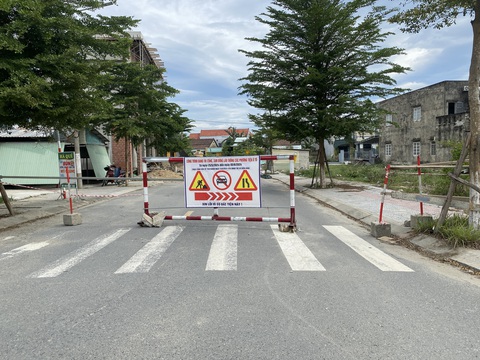 Thị xã Điện Bàn đề xuất dời trạm thu phí BOT về vị trí mới- Ảnh 1. Các ngả đường vào khu dân cư bên trạm BOT Điện Thắng Trung đang tạm đóng để sửa chữa - Ảnh: B.D.