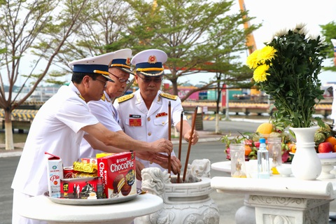 Lữ đoàn 125 Vùng 2 Hải quân tổ chức đại hội thi đua quyết thắng- Ảnh 1. Đại tá Phạm Minh Chiến, chính ủy Lữ đoàn (trái); đại tá Nguyễn Đình Lịch, lữ đoàn trưởng (phải) cùng Anh hùng Lực lượng vũ trang nhân dân Nguyễn Văn Đức thắp hương tại tượng đài Đoàn tàu không số - Ảnh: CẨM NƯƠNG