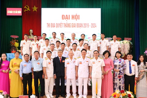 Lữ đoàn 125 Vùng 2 Hải quân tổ chức đại hội thi đua quyết thắng- Ảnh 3. Đại biểu tham dự đại hội chụp ảnh lưu niệm - Ảnh: CẨM NƯƠNG