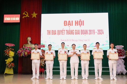 Lữ đoàn 125 Vùng 2 Hải quân tổ chức đại hội thi đua quyết thắng- Ảnh 2. Lữ đoàn 125 tặng giấy khen cho 6 tập thể và 27 cá nhân có thành tích xuất sắc trong phong trào thi đua quyết thắng - Ảnh: CẨM NƯƠNG