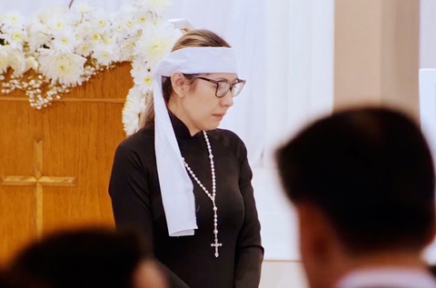 Bình Phương thất thần bên quan tài của chồng - Ảnh chụp màn hình Bình Phương thất thần bên quan tài của chồng - Ảnh chụp màn hình