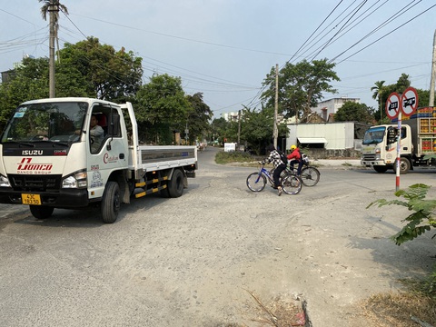 Bất lực vì xe né trạm, chủ BOT muốn bán trạm thu phí giá 1.200 tỉ đồng- Ảnh 3. Các đường dân sinh hai bên trạm thu phí, xe qua lại dày đặc để né phí - Ảnh: B.D.