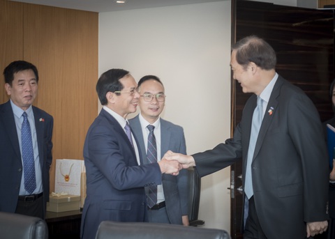Đề nghị Hàn Quốc mở rộng ODA giúp Việt Nam đào tạo kỹ sư bán dẫn- Ảnh 1. Bộ trưởng Bộ Ngoại giao Bùi Thanh Sơn gặp Chủ tịch KOICA Chang Won Sam - Ảnh: Bộ Ngoại giao cung cấp