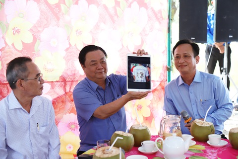Bộ trưởng Lê Minh Hoan làm trưởng Ban chỉ đạo đề án thực hiện 1 triệu héc ta lúa chất lượng cao- Ảnh 1. Bộ trưởng Lê Minh Hoan (giữa) trong một chuyến công tác tại tỉnh Bạc Liêu, tham dự hội thảo về chủ đề