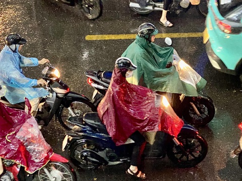 Mây dông kéo tới đen kịt, Hà Nội đang mưa rào và dông- Ảnh 1. Người dân thủ đô di chuyển dưới cơn mưa dông chiều 30-5 - Ảnh: C.TUỆ