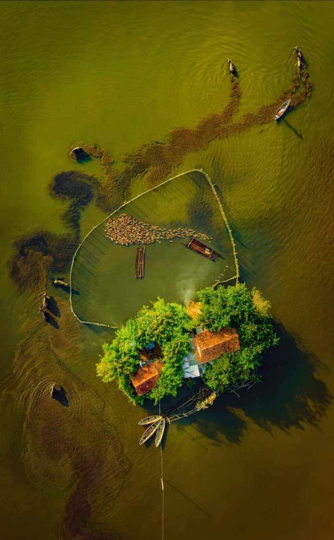 Ngắm 4 bức ảnh chụp Quảng Ngãi của Alex Cao vào chung khảo Earth Photo 2024- Ảnh 5. Tác phẩm Ngôi nhà hình trái tim giữa sông - Ảnh: Alex Cao