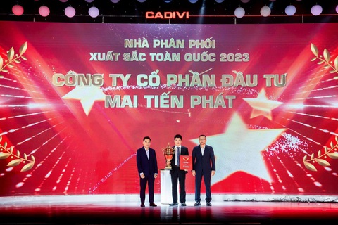 CADIVI vinh danh nhà phân phối xuất sắc năm 2023- Ảnh 1. Ông Mai Văn Phục - tổng giám đốc Công ty cổ phần Đầu tư Mai Tiến Phát - nhận vinh danh ‘Nhà phân phối xuất sắc toàn quốc 2023’