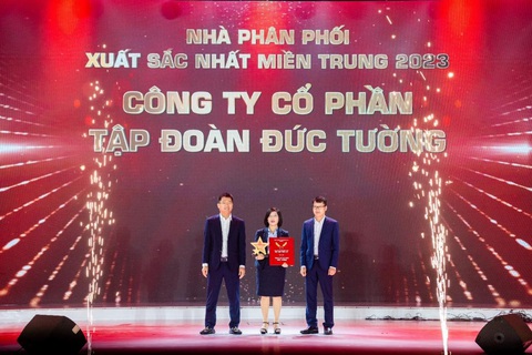 CADIVI vinh danh nhà phân phối xuất sắc năm 2023- Ảnh 2. Bà Nguyễn Thị Quý - chủ tịch HĐQT kiêm tổng giám đốc Tập đoàn Đức Tường - nhận vinh danh ‘Nhà phân phối xuất sắc nhất miền Trung 2023’