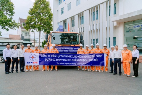 EVNSPC: Hơn 350 CBCNV ra quân tăng cường cho dự án đường dây 500KV mạch 3 Quảng Trạch - Phố Nối- Ảnh 1. Công ty Điện lực Tây Ninh hỗ trợ thi công dự án ĐZ 500KV mạch 3 Quảng Trạch - Phố Nối